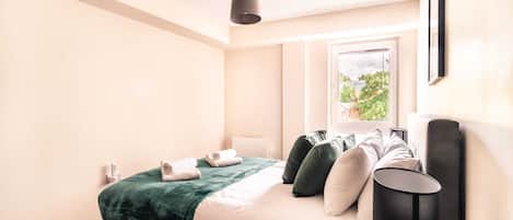 2 Schlafzimmer, Schreibtisch, Bügeleisen/Bügelbrett, WLAN