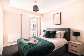 2 soverom, skrivebord, strykejern/-brett og wi-fi