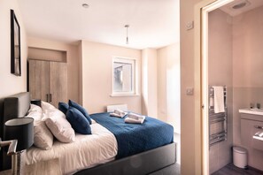 2 bedrooms, desk, iron/ironing board, Internet - Fantastic 2 Bedroom Manchester Apartment (Manchester)