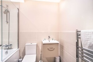 Shower, hair dryer, towels, shampoo - Fantastic 2 Bedroom Manchester Apartment (Manchester)