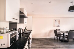 Fridge, microwave, oven, stovetop - Fantastic 2 Bedroom Manchester Apartment (Manchester)