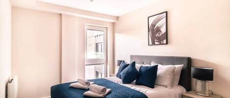 2 bedrooms, desk, iron/ironing board, internet