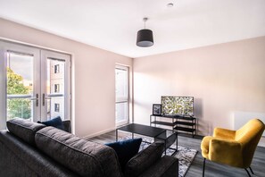 TV, offices - Fantastic 2 Bedroom Manchester Apartment (Manchester)