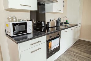 Kühlschrank, Mikrowelle, Ofen, Herdplatte