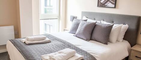 2 dormitorios, escritorio, tabla de planchar con plancha y wifi