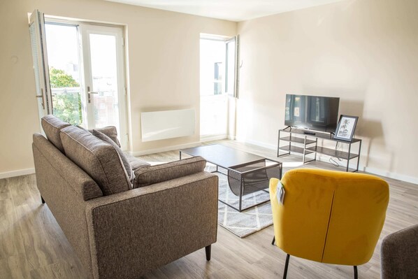 TV, offices - Convenient 2 Bedroom Apartment in Manchester (Manchester)