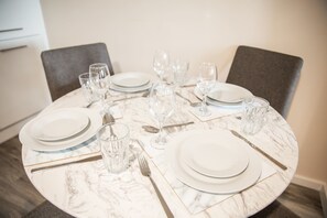 Dining - Convenient 2 Bedroom Apartment in Manchester (Manchester)