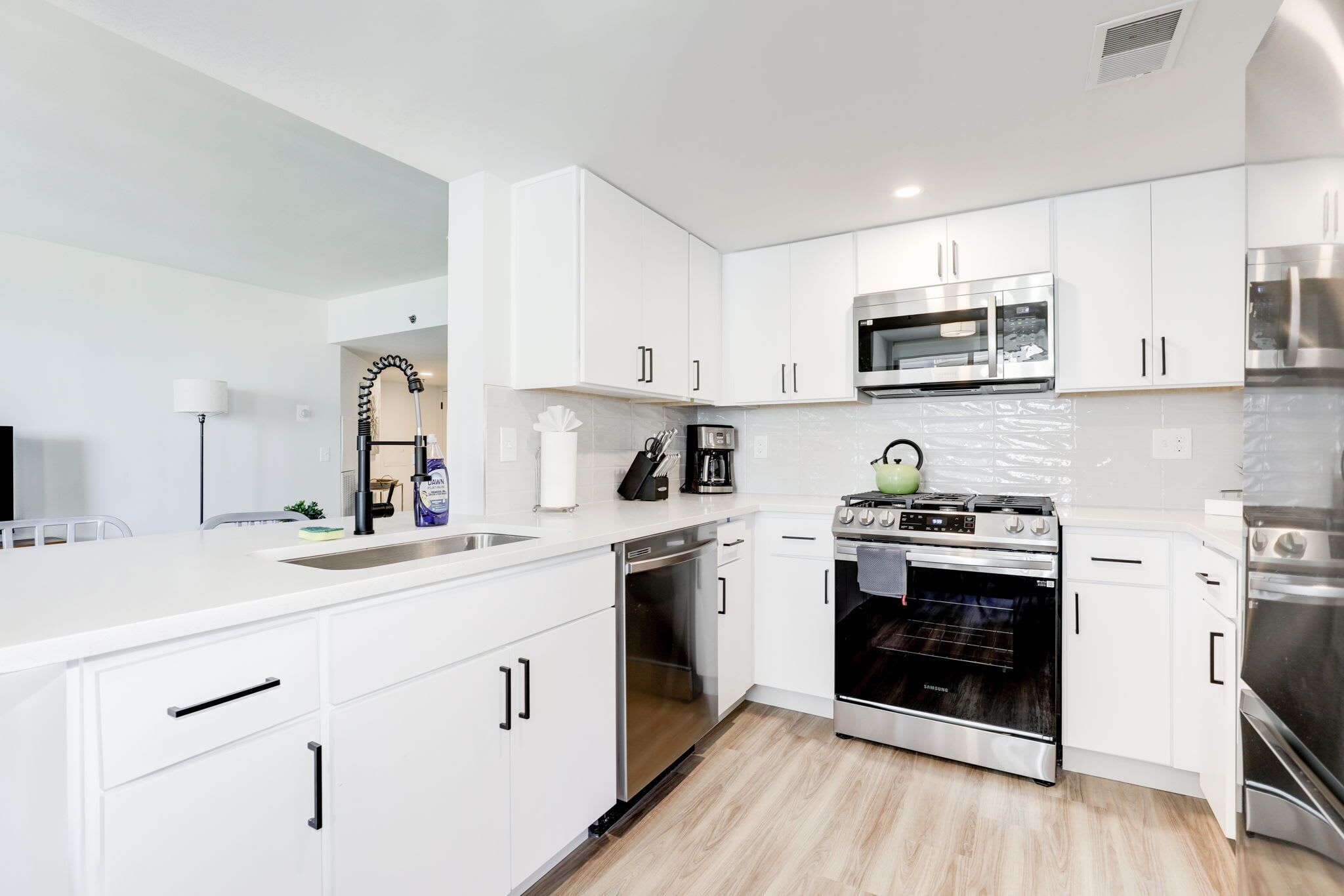 ثلاجة، ميكروويف، فرن، موقد طهي مسطح