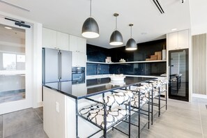 Réfrigérateur, four à micro-ondes, un four, surface de cuisson