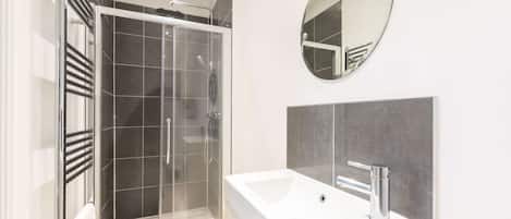 Secadora de cabello, toallas, jabón, papel de baño