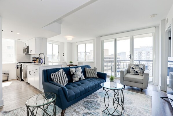 TV, offices - Capitol Convenience 2BR Luxury, Minutes from DC (Arlington)