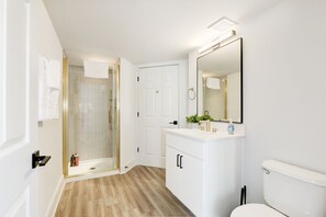 Shower, hair dryer, towels, soap - Capitol Convenience 2BR Luxury, Minutes from DC (Arlington)