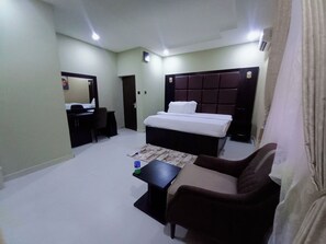 Ropa de cama de alta calidad y caja de seguridad en la habitación