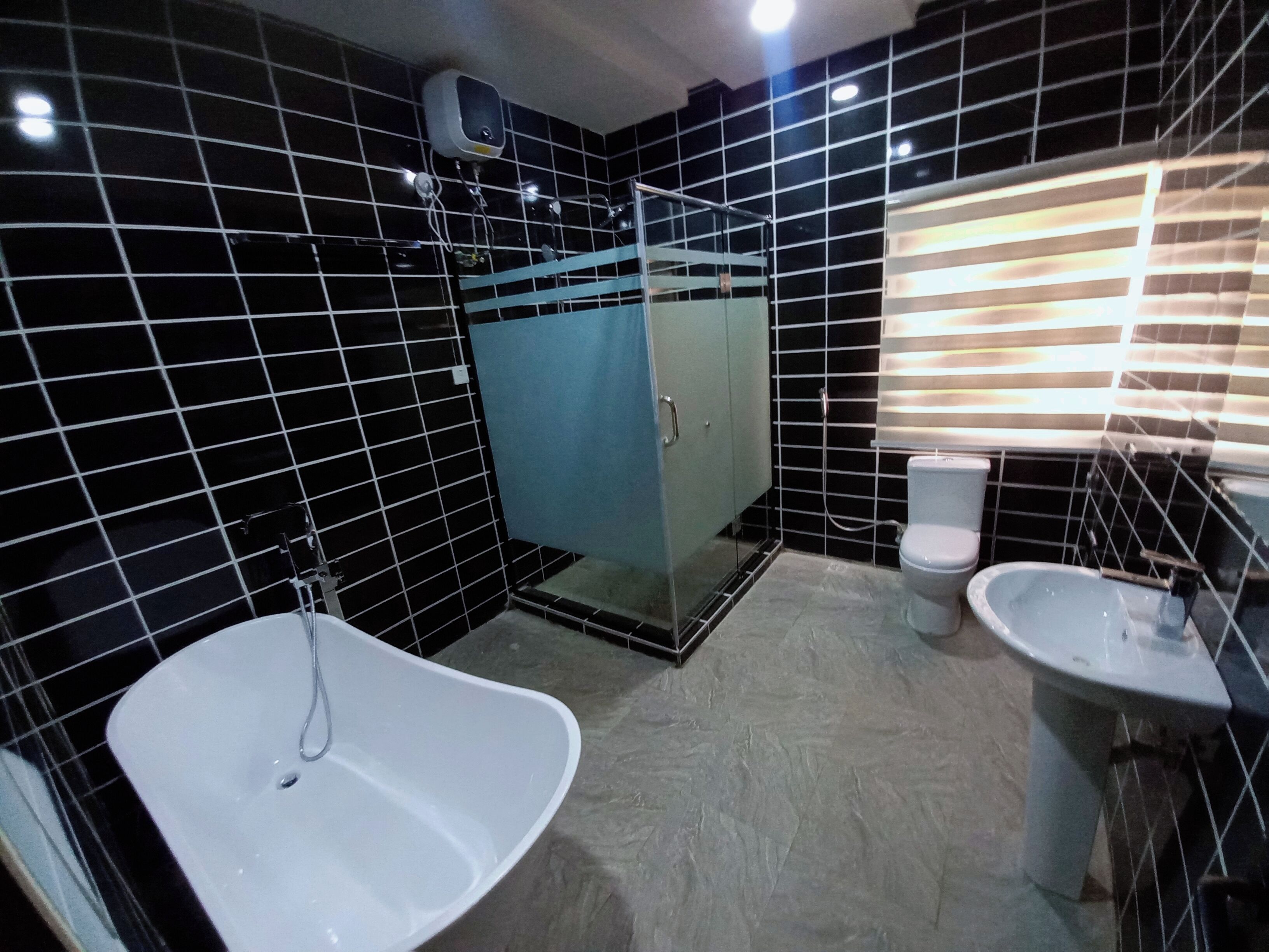 淋浴設備、淋浴花灑、拖鞋、毛巾