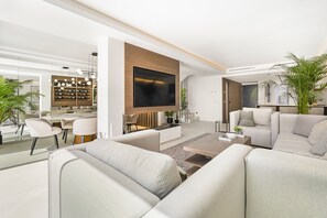 TV, fireplace - Casa Penati - Marbellamar (Marbella)