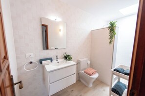 シャワー、ヘアドライヤー、タオル