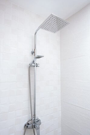 Douche, séchoir à cheveux, serviettes fournies