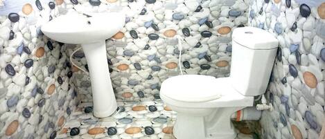 Dusche, HandtĂŒcher, Seife, Shampoo