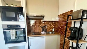 Coffee/tea maker, fridge, microwave, oven - L'Escale - Studio with loggia in the city center (Courseulles-sur-Mer)
