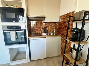 Fridge, microwave, oven, coffee/tea maker