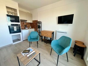 Fridge, microwave, oven, coffee/tea maker