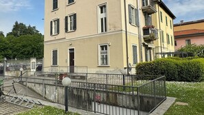 Un immeuble à plusieurs étages, doté d’un toit plat et d’un balcon au deuxième étage.