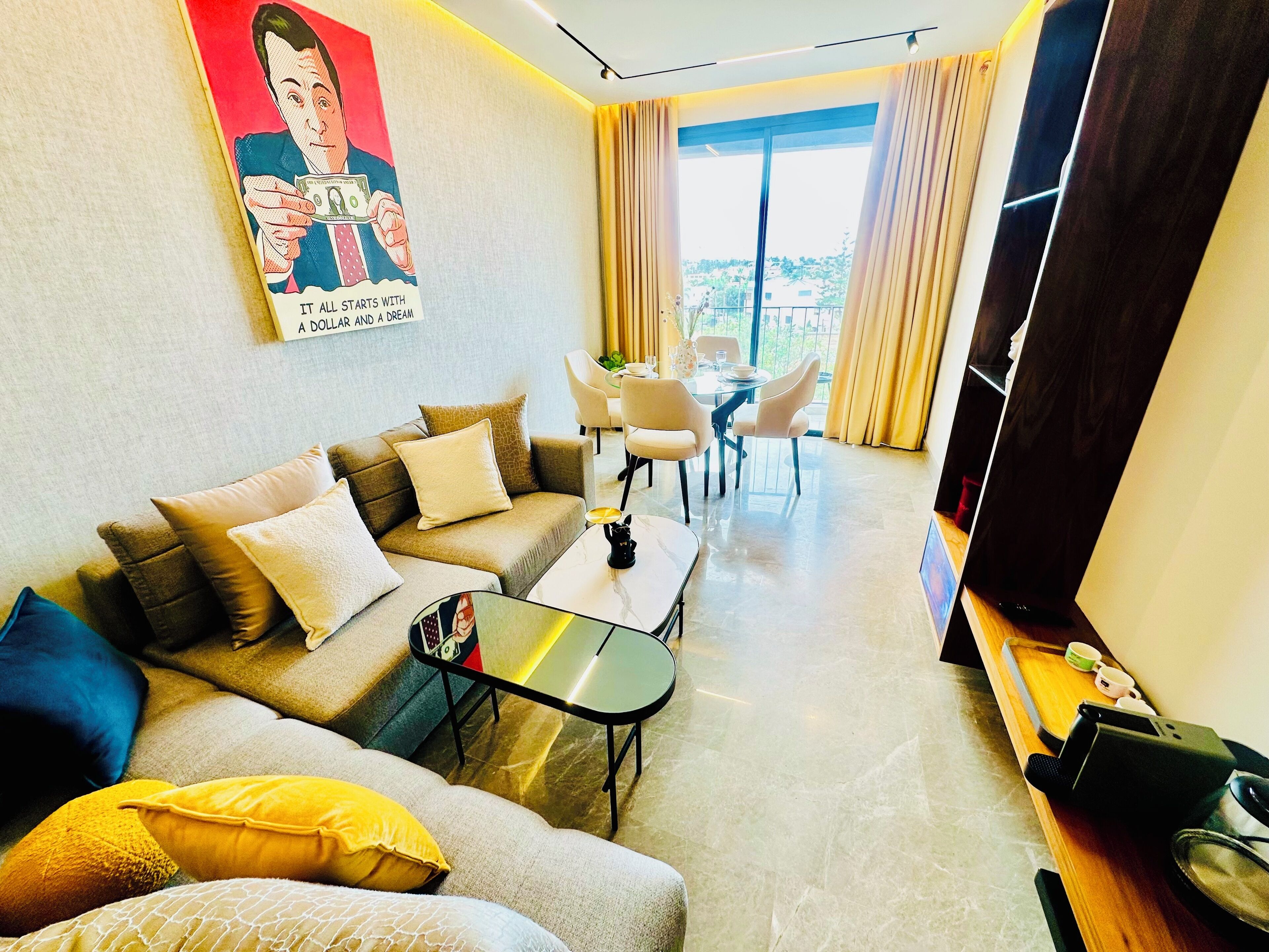 奢华公寓, 阳台, 城市景观 | 起居区 | 50-英寸LED 电视（配备数码频道）、Netflix、流媒体服务