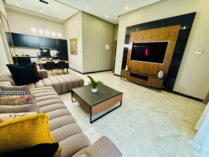 60-inch LED TV with satellite channels, Netflix, streaming services - Stay'Inn - Waterloo City Center (Casablanca)