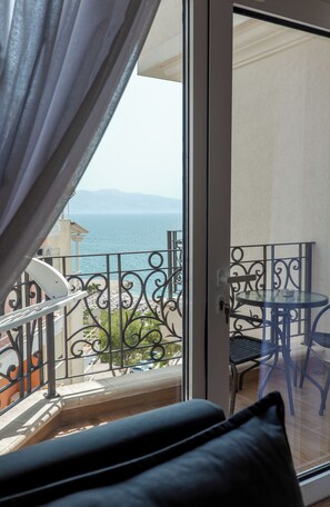 Deluxe-Dreibettzimmer, Meerblick | Schallisolierte Zimmer, kostenloses WLAN, Bettwäsche