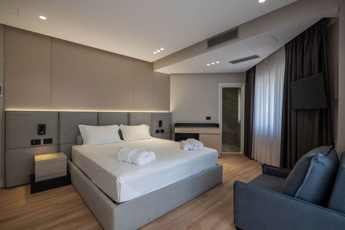 Deluxe Triple Room, Sea View | Soundproofing, free WiFi, bed sheets