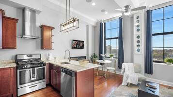 KĂŒhlschrank, Mikrowelle, Ofen, Herdplatte