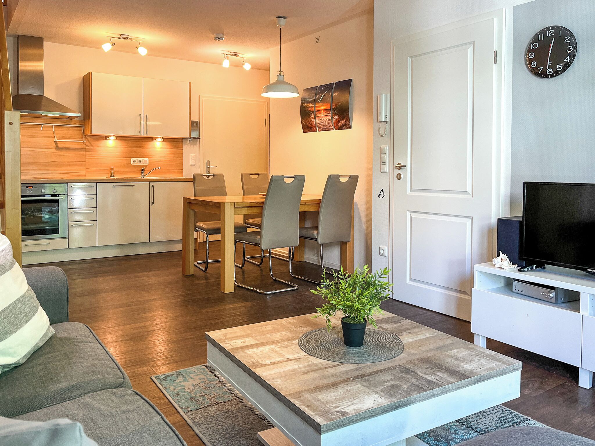 Fernseher, DVD-Player, Stereoanlage