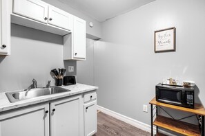 Micro-ondas, fogão, cooktop, cafeteira/chaleira