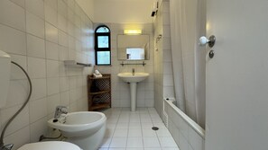 Douche, sĂšche-cheveux, serviettes fournies
