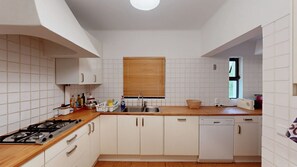 冷蔵庫、オーブン、食器洗い機、コーヒー / ティーメーカー