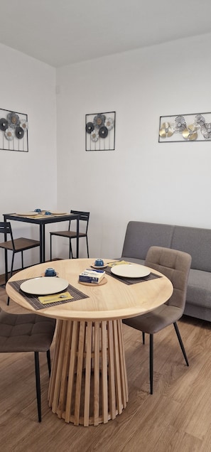 Free daily cooked-to-order breakfast