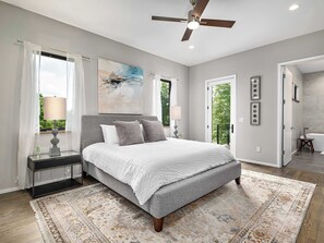 5 quartos, escrivaninha, ferros/tábuas de passar roupa, berço de viagem