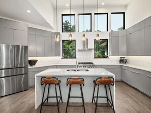 Geladeira, micro-ondas, fogão, cooktop