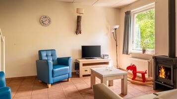 Een televisie en een open haard