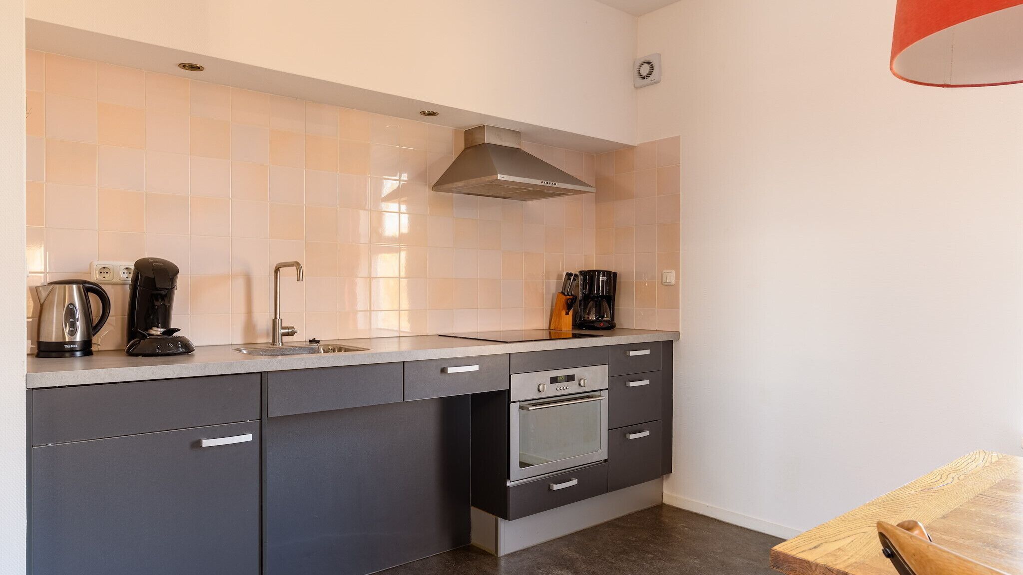 Réfrigérateur, plaque de cuisson, cafetière/bouilloire