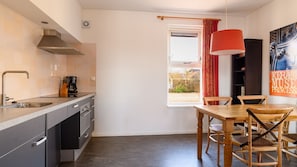 Frigorífico, placa de cocina, cafetera o tetera y hervidor eléctrico