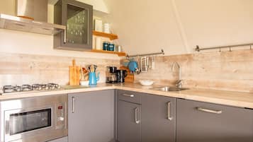 Een koelkast, een kookplaat, een vaatwasser, een waterkoker