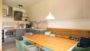 Réfrigérateur, lave-vaisselle, bouilloire électrique, tables à manger