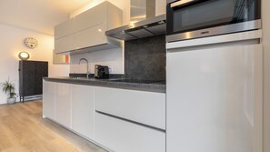 Kjøleskap, kokeplater, oppvaskmaskin og kaffetrakter/tekoker