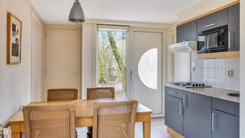 Een koelkast, een kookplaat, een koffiezetapparaat/waterkoker