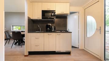 Een koelkast, een kookplaat, een vaatwasser