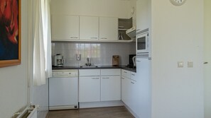 Kjøleskap, kokeplater, oppvaskmaskin og kaffetrakter/tekoker