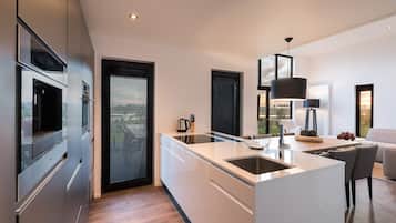 Een koelkast, een kookplaat, een vaatwasser