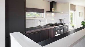 Kühlschrank, Ofen, Wasserkocher mit Kaffee-/Teezubehör, Wasserkocher