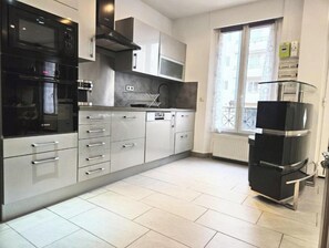 Kühlschrank, Mikrowelle, Ofen, Herdplatte